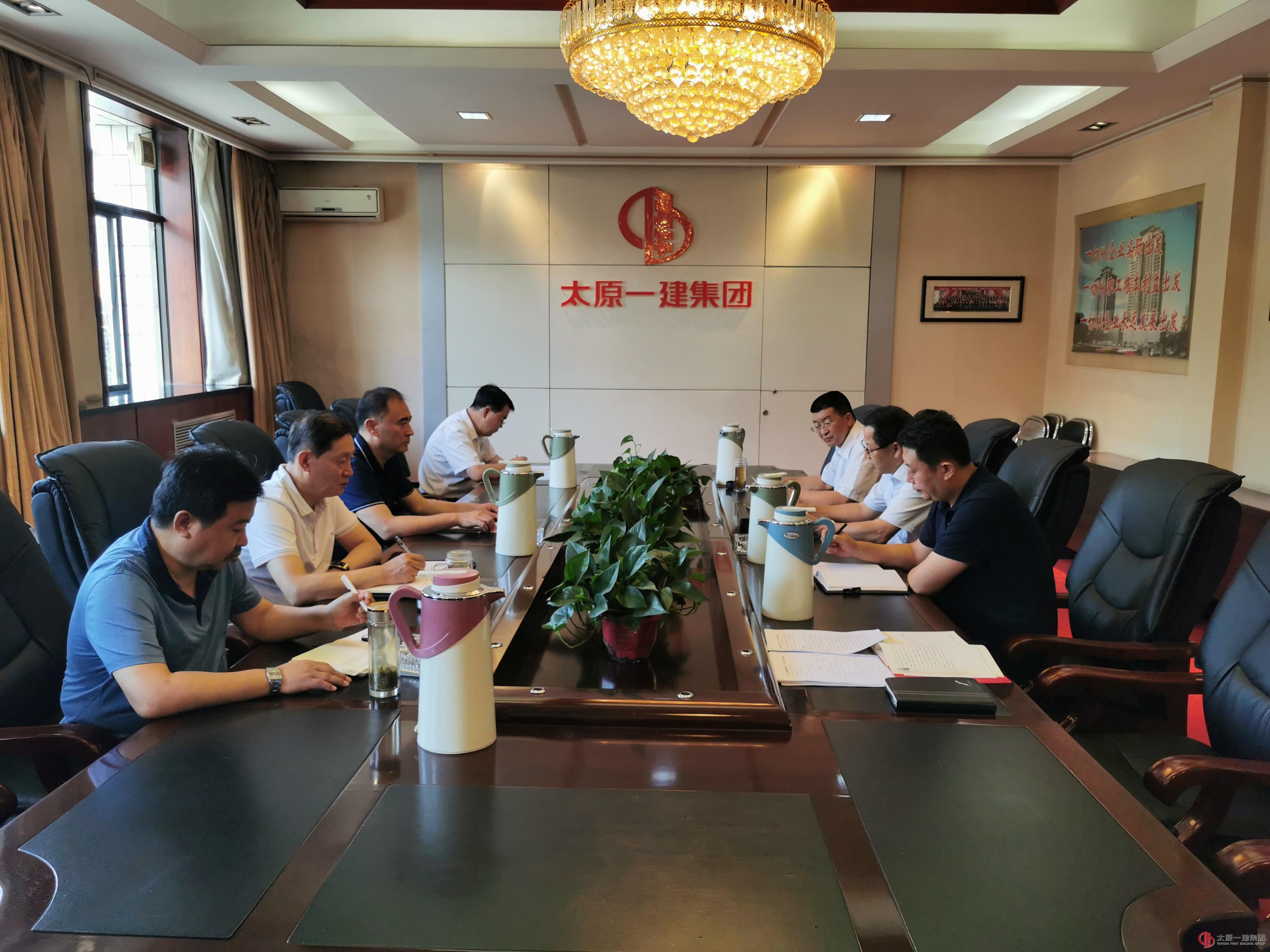 集團公司召開黨委會暨中心組學(xué)習(xí)會