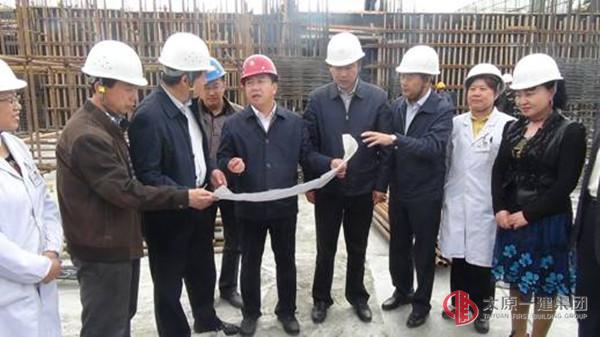 集團公司總經理王貴聰對山醫大二院項目施工進行現場調研