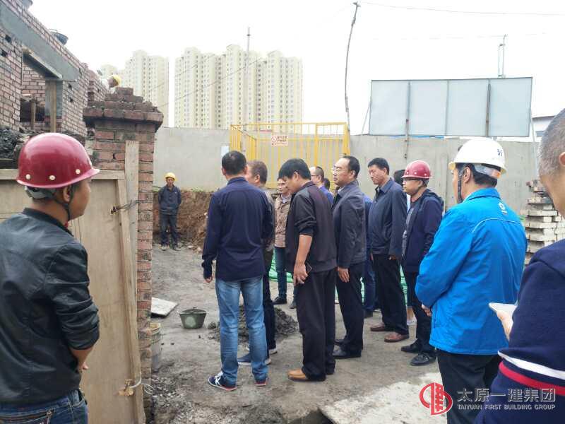 晉城市城區領導蒞臨直屬三分公司承建的中后河公廁工程一施工現場視察指導